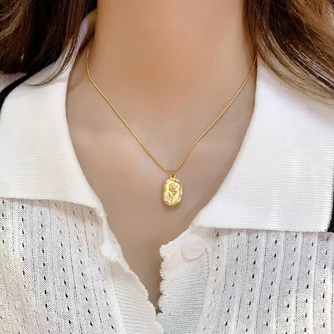 Elegant Gold Heart Pendant Necklace – Stylish Love Charm Jewelry
